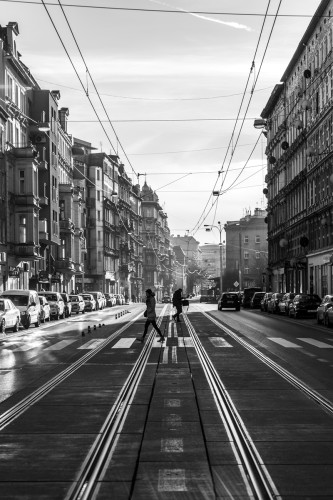 Wrocław, ul. Jedności Narodowej, Nadodrze, streetphoto. Czarno-biała fotografia Wrocławia - autor: Mateusz Gzik.