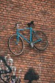 Berlin- niebieski rower. Fotografia uliczna. Plakat na ścianę. 