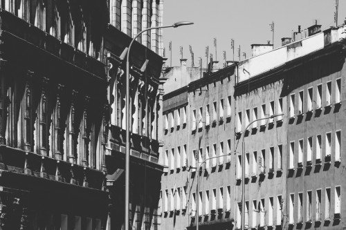 Wrocław Nadodrze - Kamienice przy ul. Pobożnego i Myśliwskiej. Czarno-biała fotografia architektury. Plakat do mieszkania. Autor: Mateusz Gzik.